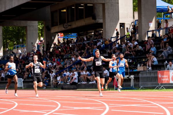 Sike Azu-Irondi (LC Zuerich), Robin Ganter (MTG Mannheim), Julian Wagner (LC Top Team Thueringen), Jonas Huegen (LAC Quelle Fuerth), Kevin Ugo (TV Wattenscheid 01) ueber 100m am 04.06.2022 waehrend der Sparkassen Gala in Regensburg